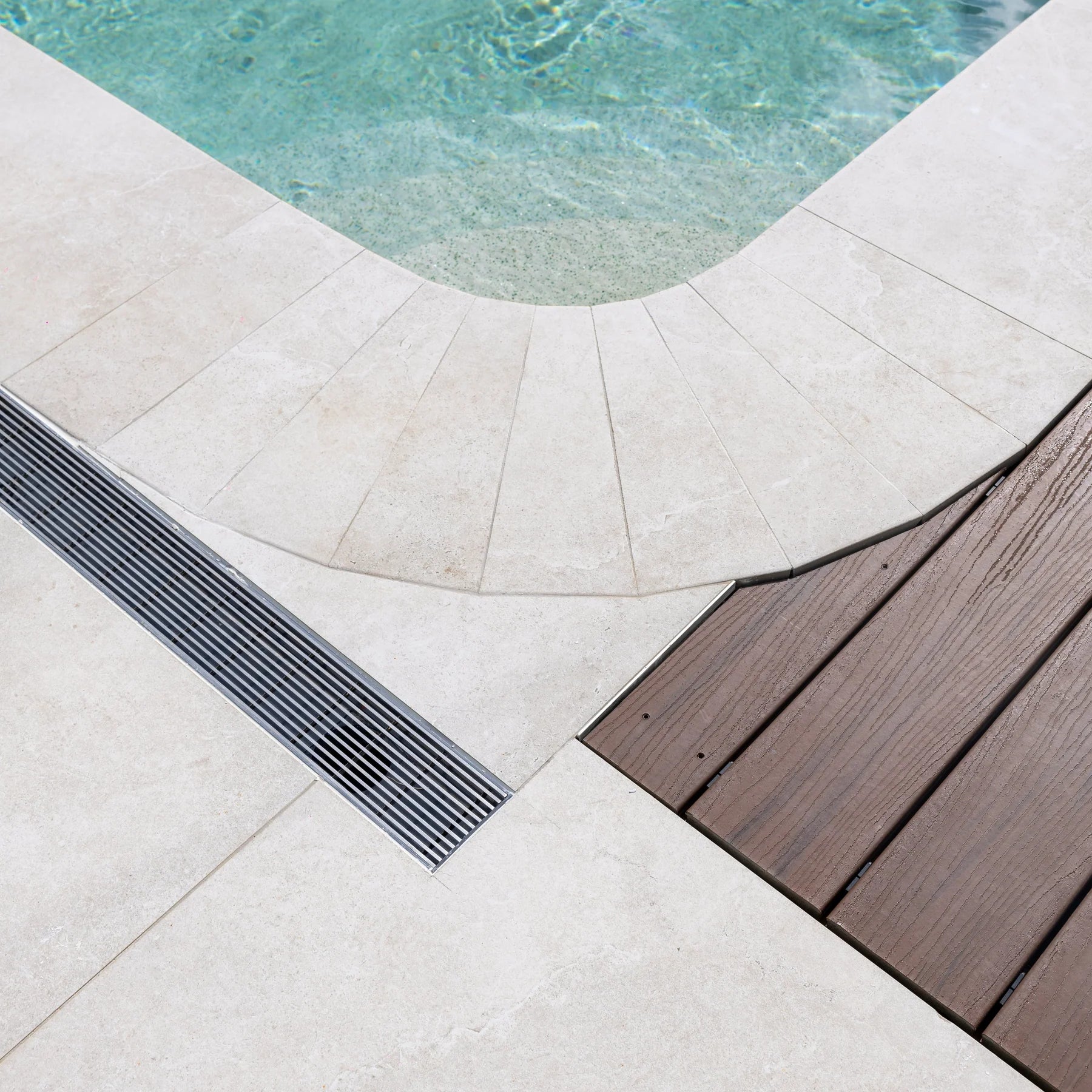 STAINLESS STEEL HEELGUARD GRATE & ALUMINIUM DRAIN CHANNEL