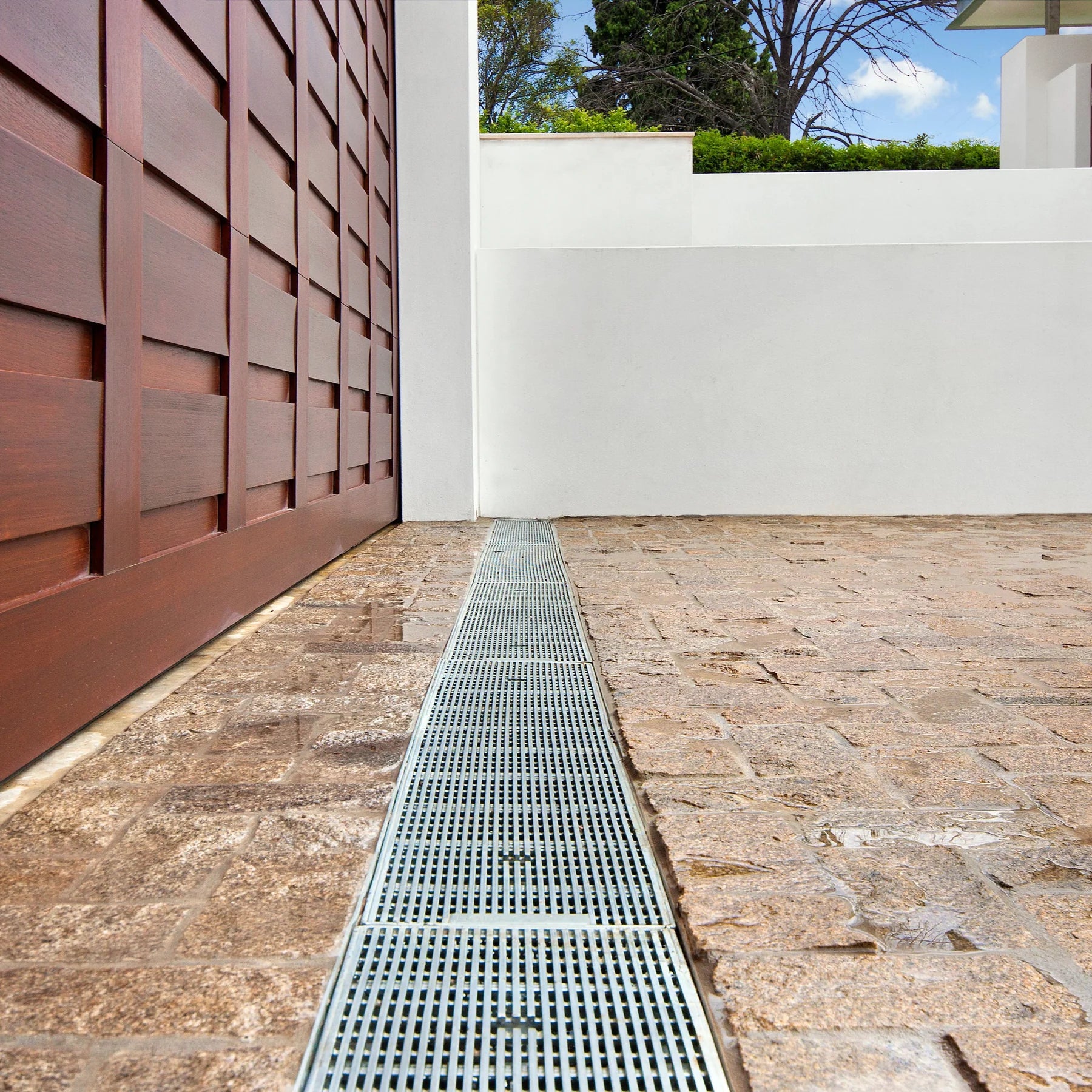 HEELGUARD TRENCH GRATE & FRAME - GALVANISED